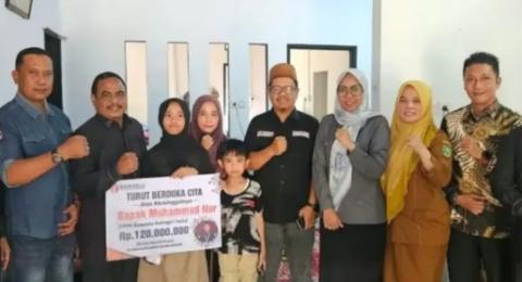 Ketua Bawalsu Riau dan Ketua Bawaslu INHU Pada saat menyerahkan secara simbolis dana Kerohiman kepada keluarga Alm M Nur 