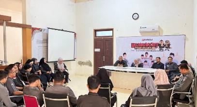 Ketua Bawaslu INHU Dedi Risanto Pada saat memimpin Rapat senin di Kantor Bawaslu INHU 19/10/2026