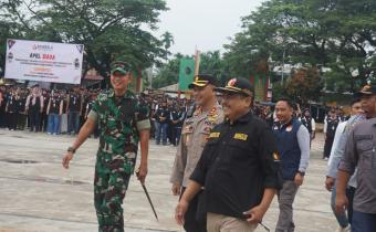 Ketua Bawaslu INHU Dedi Risanto saat melakukan Cek Pasukan Apel Siaga Pengawasan Pada Tahapan masa tenang yang di dampingi oleh Forkopimda INHU