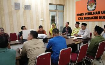 Anggota Bawaslu INHU Salestia Deni SH.MH saat Menghadiri Kegiatan Penyerahan Hasil Audit KAP atas Laporan Penerimaan dan Pengeluaran Dana Kampanye (LPPDK)  Parpol Peserta Pemilu 2024  