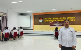 Koordinator Divisi SDM, Organisasi, Pendidikan, dan Pelatihan Bawaslu Kabupaten INHU,  M Lukman Said Saat Melakukan Pengawasan Pelaksanaan Tes Wawancara Calon Anggota Panitia Pemungutan Suara (PPS)