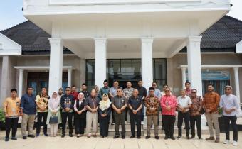 Photo Bersama Bawaslu Kabupaten/Kota se Provinsi Riau di Kantor  engadilan Tinggi Tata Usaha Negara (PTUN)  Medan