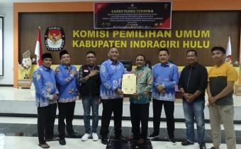 Ketua dan anggota Bawaslu INHU Pada Saat rapat pleno terbuka Komisi Pemilihan Umum (KPU) Inhu tentang rekapitulasi Data Pemilih Sementara (DPS) di Aula KPU Inhu, Sabtu (10/08/2024).