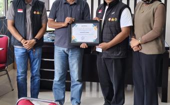 Ketua dan anggota Bawaslu INHU Saat Memberikan Plakat dan Buku Hasil Pengawasan ke Disdukcapil Kabupaten INHU