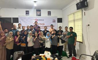 Staf Sekretariat Bawaslu INHU Pada saat menghadiri kegiatan Rapat Kerja pengumpulan data pembuatan laporan akhir Divisi SDM-OD