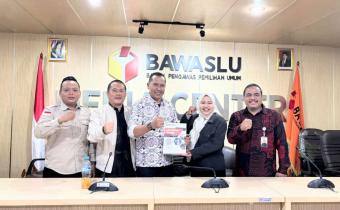 Ketua dan anggota Bawaslu INHU saat menyerahkan laporan kehumasan Ke Bawaslu RI