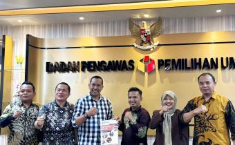 Koordinator Divisi Pencegahan, Partisipasi Masyarakat, dan Humas, Said M Affandi Saat menyerahkan Laporan Akhir di Bawaslu RI 