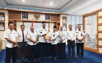 Ketua dan anggota Bawaslu INHU saat menyerahkan Buku Pengawasan sama Bupati INHU 