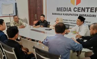 Ketua dan anggota Bawaslu INHU pada saat diskusi tentang Pemutakhiran Data pemilih Berkelanjutan 