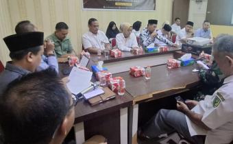 Ketua dan anggota Bawaslu INHU Pada Saat Rapat Pleno di Kantor KPU INHU