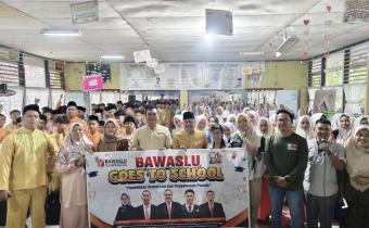 Ketua Bawaslu INHU Pada Saat Sosialisasi ke SMK N 1 Rengat