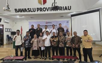 Ketua dan Kordiv SDM Bawaslu INHU Pada Saat Memghadiri Kegiatan di Bawaslu Riau