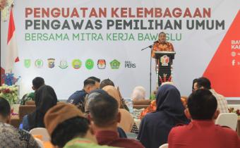 Badan Pengawas Pemilihan Umum (Bawaslu) Kabupaten Indragiri Hulu (INHU) menggelar kegiatan Penguatan Kelembagaan Pengawas Pemilu bersama mitra kerja di Hotel Rafana, Kamis (04/09/2025). 