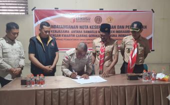 ketua dan anggota Bawaslu INHU Pada saat  Tandatangan Nota Kesepahaman Pembentukan Saka Adhyasta Pemilu