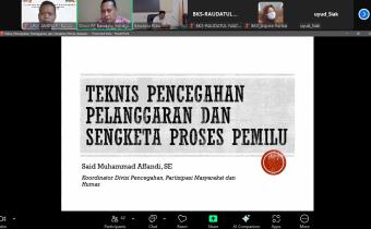 Anggota Bawaslu INHU Saat menjadi Pemateri Pada kegiatan Pendidikan Pengawasan Partisipatif