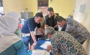 Anggota Bawaslu INHU Said M Affandi saat melakukan Pengawasan di Desa Kelawat Kecamatan Sungai lala