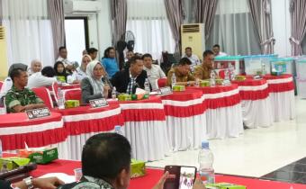 Anggota Bawaslu INHU saat menghadiri Rapat Pleno Rekapitulasi Data pemilih Berkelanjutan Triwulan ke IV di Aula KPU INHU Senin 08/12/2025