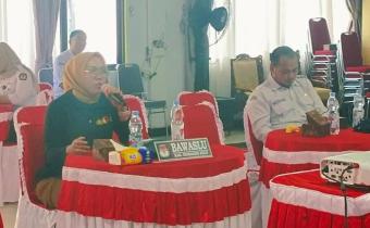 Anggota Bawaslu INHU Salestia Deni,SH.,MH Pada Saat Sosialisasi PKPU Nomor 3 Tahun 2025 tentang Penggantian Antar waktu Anggota DPR, DPD, dan DPRD di KPU INHU