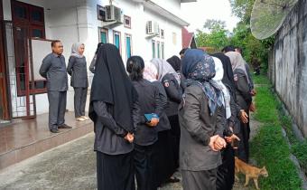 Ketua Bawaslu INHU dedi Risanto saat mempimpin Apel Senin di kantor Bawaslu INHU