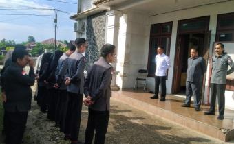 Anggota Bawaslu INHU Dwi Aprisnayah indra pada saat Menjadi Pembina Apel 