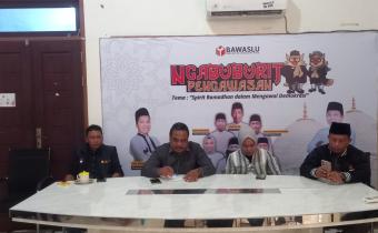 Ketua dan anggota Bawaslu INHU Pada saat memimpin rapat senin 