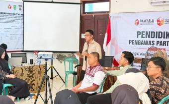 Anggota Bawaslu INHU Dwi Apriansyah Indra Pada saat memberikan Materi Pada Kegiatan pendidikan Pengawas partisipatif (P2P) Kamis 04 Juni 2026 di Kantor Bawaslu INHU