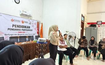 Anggota Bawaslu INHU salestia Deni,SH.,MH Pada saat mengisi materi pada Kegiatan Pendidikan pengawas Partisipatif 2026 Kamis 04 Juni 2026 di kantor bawaslu INHU