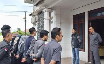 Anggota Bawaslu INHU Dwi Apriansyah Indra saat Memimpin Apel senin 22 Juni 2026 di Kantor Bawaslu INHU