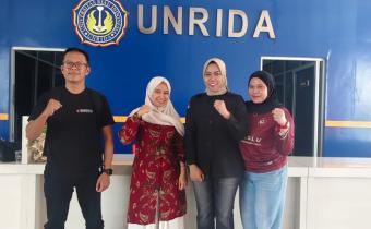 Anggota Bawaslu INHU Salestia Deni.,SH.,MH Saat Mengunjungi Kampus UNRIDA Rengat