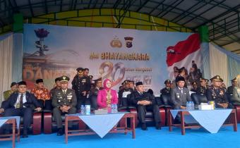 Ketua Bawaslu INHU Dedi Risanto Pada saat menghadiri Acara HUT BAYANGKARA di Lapangan RTH Rengat 
