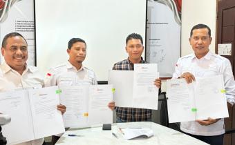 Ketua dan Anggota Bawaslu INHU pada saat melakukan Tandatangani Dokumen Indikator Kinerja Utama (IKU) Tahun 2026