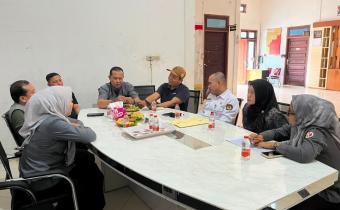 Badan Pengawas Pemilihan UMUM Kabupaten INHU saat KPU Koordinasi Jelang Pleno PDPB Triwulan III di Kantor Bawaslu INHU