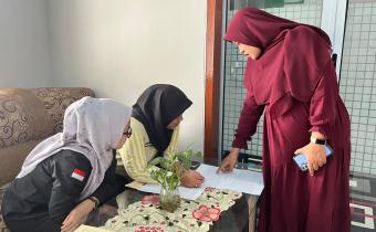 Staf Sekretariat Bawaslu INHU Melvi Erlica,SH.,MH Pada saat melakukan Pengawasan  Coktas PDPB di Desa Gudang Batu dan Pasir Sialang Jaya Kecamatan Lirik