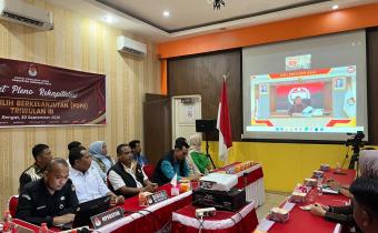 Ketua dan anggota Bawaslu INHU Pada saat mengikuti Rapat Pleno Rekapitulasi Pemutakhiran Data Pemilih Berkelanjutan (PDPB) Triwulan III Tahun 2026